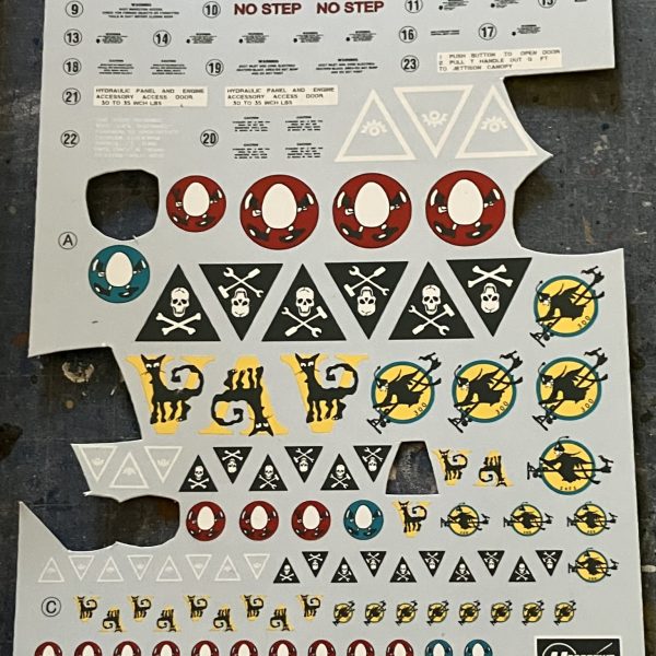 ジムMSD、製作開始٩( ᐛ )وヨイショ&nbsp;前回のGQザクで、そのデカールは？との問いがあったので載せておきますこちらはマシーネンクリーガーのフィギュアセット付属デカールになりますフィギュアに着けるわけでないのに、こんなに潤沢にデカールが付いてる事に驚きます(zaku-kao2)デカール類はジッパー袋に入れて鳩サブレーの缶に保管してます　笑（2枚目）