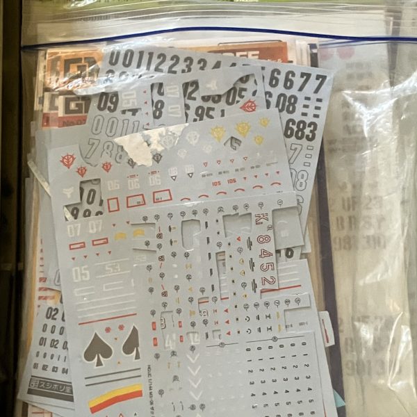 ジムMSD、製作開始٩( ᐛ )وヨイショ&nbsp;前回のGQザクで、そのデカールは？との問いがあったので載せておきますこちらはマシーネンクリーガーのフィギュアセット付属デカールになりますフィギュアに着けるわけでないのに、こんなに潤沢にデカールが付いてる事に驚きます(zaku-kao2)デカール類はジッパー袋に入れて鳩サブレーの缶に保管してます　笑（3枚目）