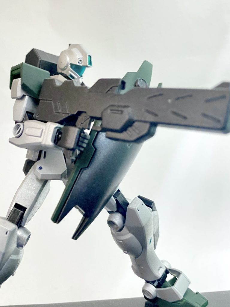 アクションはこんな感じ。余っていたジャハナムのライフル、バックパックとOガンダムの肩、盾はジムクゥエルだったか