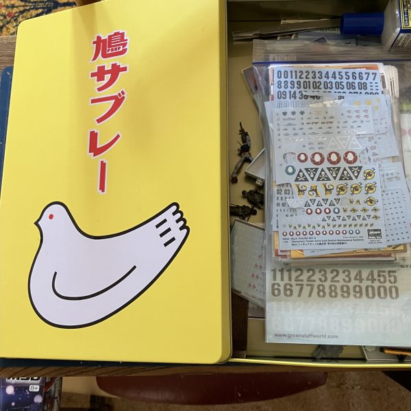 ジムMSD、製作開始٩( ᐛ )وヨイショ&nbsp;前回のGQザクで、そのデカールは？との問いがあったので載せておきますこちらはマシーネンクリーガーのフィギュアセット付属デカールになりますフィギュアに着けるわけでないのに、こんなに潤沢にデカールが付いてる事に驚きます(zaku-kao2)デカール類はジッパー袋に入れて鳩サブレーの缶に保管してます　笑（4枚目）