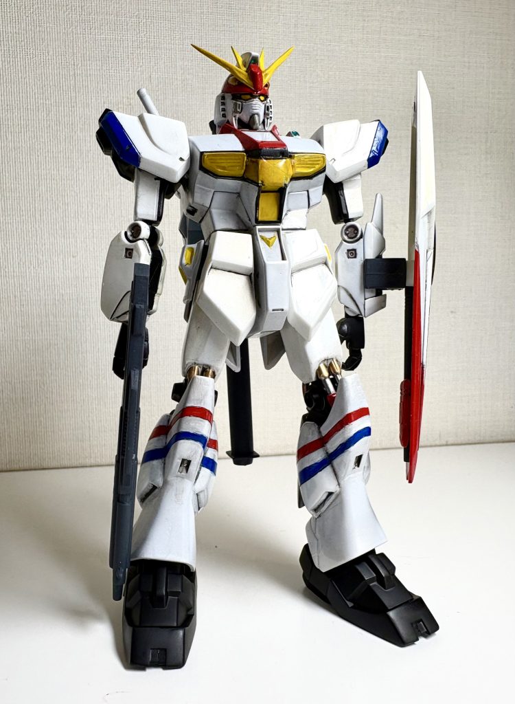 ふくらはぎの赤と青のラインは、マスキングが適当だったため、塗り分けに苦労しました。薄目で見ていただければ幸いです。まずまずカッコ良く仕上がったと思っていますが、いかがでしょうか？