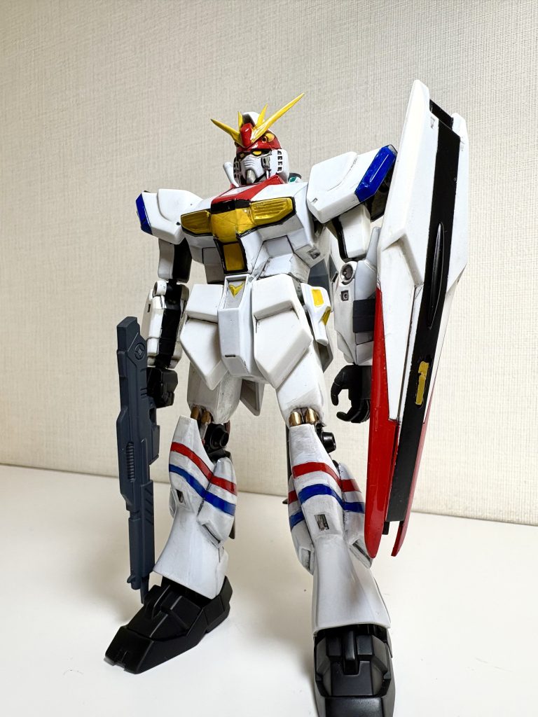 基本的にストレート組みですが、塗り分けの線でスジ掘りを入れたり、胸部のエアインテークに100均のUVレジンを盛ったりしました。またバックパックの部品が欠けていたので、ジャンクパーツで適当に補いました 。