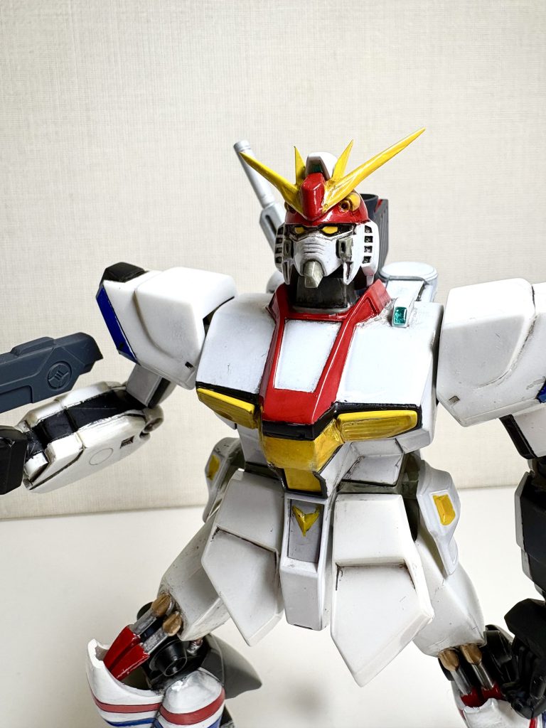 カメラアイは左右の幅を詰めて短くしました。トサカ部分と左肩のカメラセンサーは、緑色のシールを貼った上に100均のUVレジンを盛りました。それにしても旧キット1/144は顔の造形が良いですね。