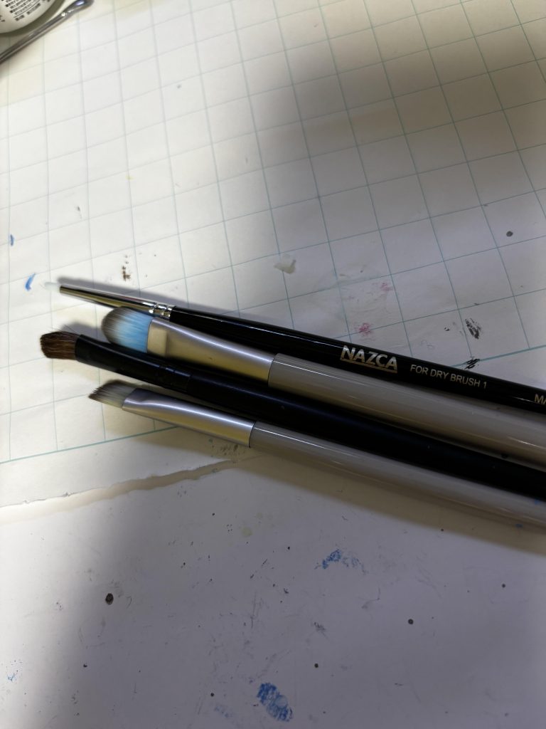 メインで使ったのは上から2番目の青い塗料が染み付いたやつと1番上のドラブラシ用1番下の斜めカットのやつは毛が強すぎて下地まで剥がれる使えねーヤツでした(適正に使え) 電気屋のおもちゃ売場にはもう抵抗感ないけど100均の化粧品売場はホント恥ずかしいが、そこは敢えて一番近くの100均(徒歩2分)で買いました笑