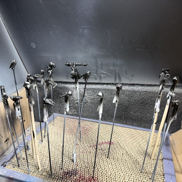 ブルーが出来てないのにレッドに🤭レッドマイカが赤すぎるのでクリアーブラック入れて調整、フッ素かけたら白くなったりべっこう飴みたいになったり色々やって初めて分かることがたくさんあるな。（2枚目）