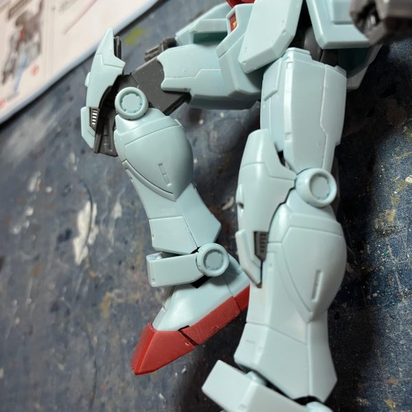 MSDジム進捗٩( ᐛ )و&nbsp;腕のマシンガンをオミットして両腕にミサイルに頭部の合わせ目は、コレはモールドなのか？と言うくらいに段差があって(￣▽￣;)説明書の完成品見てもモールドではないみたいなので消すと_φ(･_･けしけし最近のキットだけあってRGの技術反映があるのか膝関節の連動して内部見える様にして、更に膝立ちが出来るくらいに可動域も確保されているのには感嘆(zaku-kao2)考えてみたら、仮組の時が1番ブンドド的に色々と動かして遊んでいるかも　笑&nbsp;新旧並ぶとよりスタイルの良さが出ますねファーストの素朴なジム好きだけど😊（3枚目）