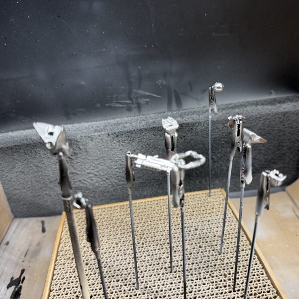 ブルーが出来てないのにレッドに🤭レッドマイカが赤すぎるのでクリアーブラック入れて調整、フッ素かけたら白くなったりべっこう飴みたいになったり色々やって初めて分かることがたくさんあるな。（3枚目）