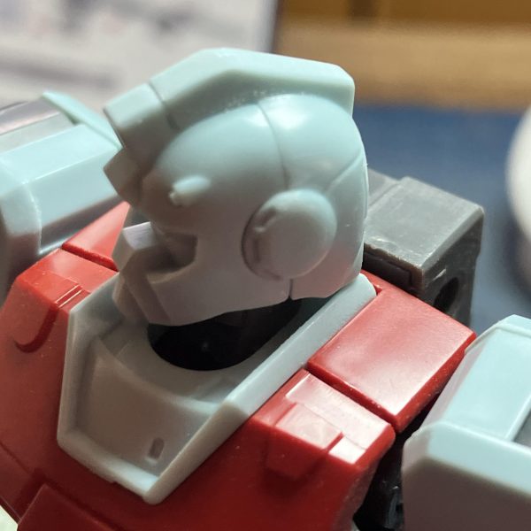 MSDジム進捗٩( ᐛ )و&nbsp;腕のマシンガンをオミットして両腕にミサイルに頭部の合わせ目は、コレはモールドなのか？と言うくらいに段差があって(￣▽￣;)説明書の完成品見てもモールドではないみたいなので消すと_φ(･_･けしけし最近のキットだけあってRGの技術反映があるのか膝関節の連動して内部見える様にして、更に膝立ちが出来るくらいに可動域も確保されているのには感嘆(zaku-kao2)考えてみたら、仮組の時が1番ブンドド的に色々と動かして遊んでいるかも　笑&nbsp;新旧並ぶとよりスタイルの良さが出ますねファーストの素朴なジム好きだけど😊（2枚目）