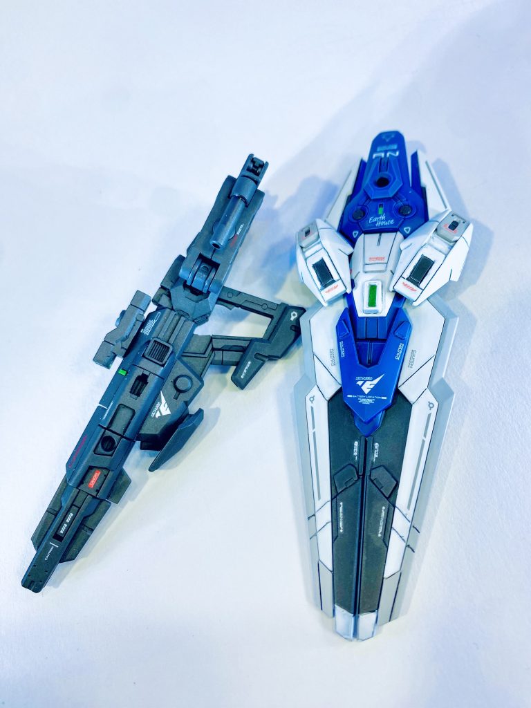 ライフルとエスカッシャンシールドモードエスカッシャンはエアリアルのものと形状が違うので、ミキシング、改造した後イメージが近づくよう塗装しましたライフルは差し替え無しで展開出来ます