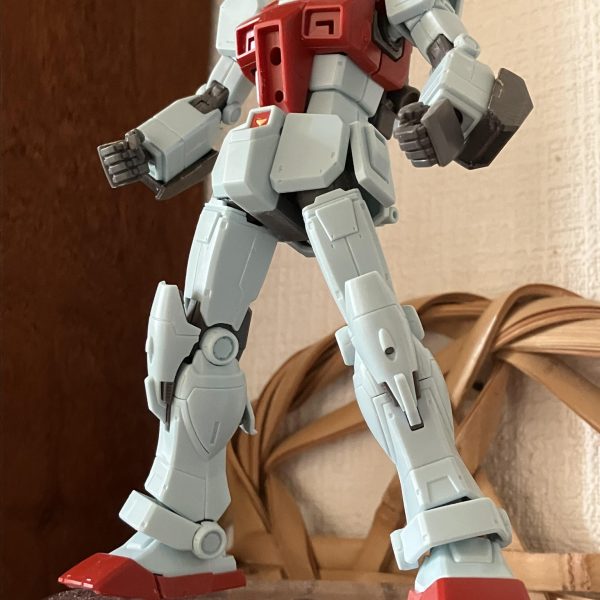 MSDジム進捗٩( ᐛ )و&nbsp;腕のマシンガンをオミットして両腕にミサイルに頭部の合わせ目は、コレはモールドなのか？と言うくらいに段差があって(￣▽￣;)説明書の完成品見てもモールドではないみたいなので消すと_φ(･_･けしけし最近のキットだけあってRGの技術反映があるのか膝関節の連動して内部見える様にして、更に膝立ちが出来るくらいに可動域も確保されているのには感嘆(zaku-kao2)考えてみたら、仮組の時が1番ブンドド的に色々と動かして遊んでいるかも　笑&nbsp;新旧並ぶとよりスタイルの良さが出ますねファーストの素朴なジム好きだけど😊（4枚目）