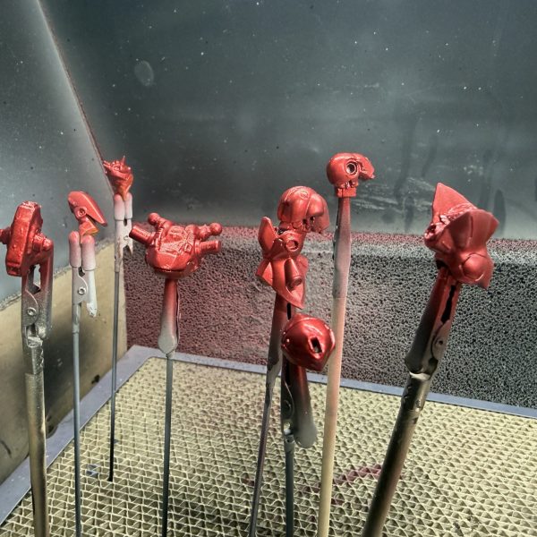 ブルーが出来てないのにレッドに🤭レッドマイカが赤すぎるのでクリアーブラック入れて調整、フッ素かけたら白くなったりべっこう飴みたいになったり色々やって初めて分かることがたくさんあるな。（5枚目）