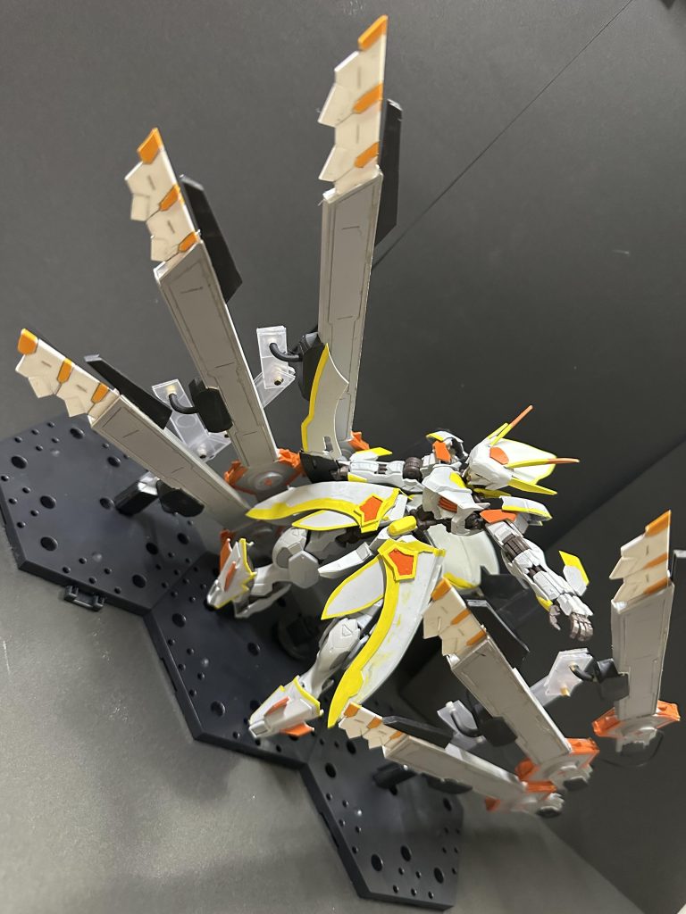 飛ばした状態でディスプレイできるようにスタンドを用意しました。サージカルフェザーにこっそり3mm穴をあちこちに開けていろんな角度で飾れるようにしました。