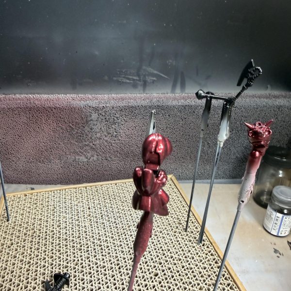 ブルーが出来てないのにレッドに🤭レッドマイカが赤すぎるのでクリアーブラック入れて調整、フッ素かけたら白くなったりべっこう飴みたいになったり色々やって初めて分かることがたくさんあるな。（7枚目）