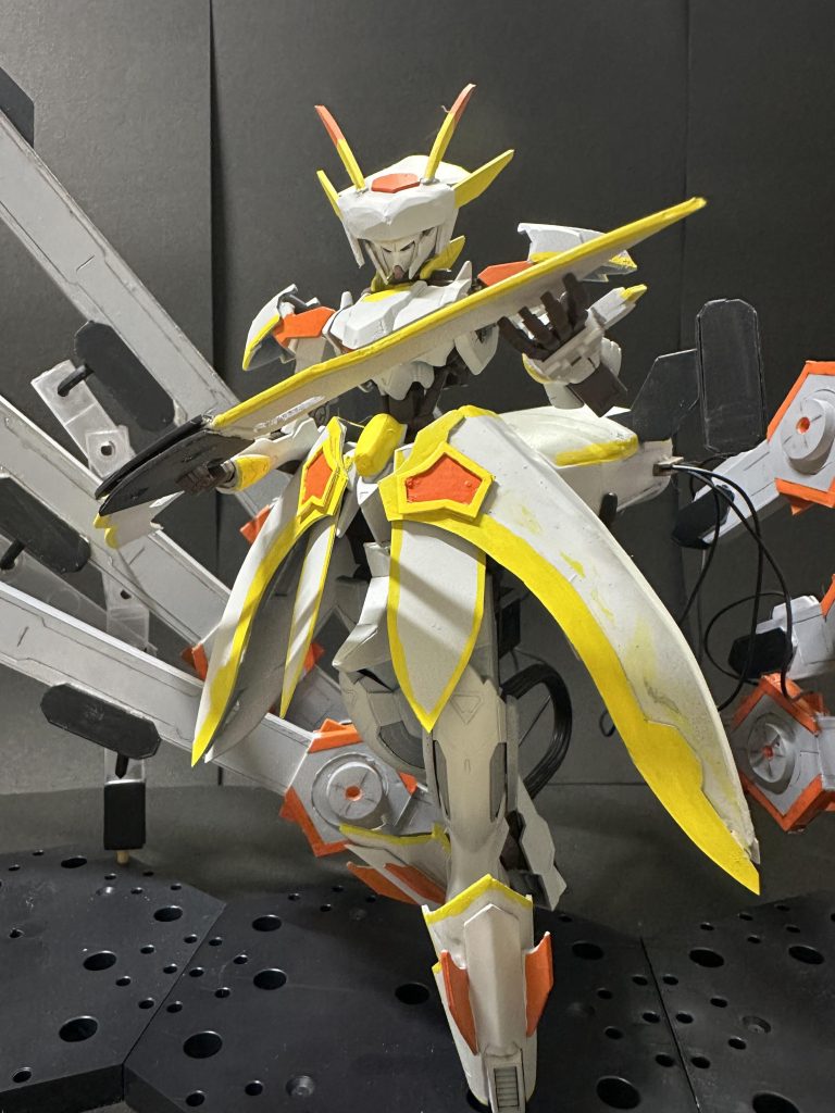 女性的なシルエットの機体に合わせた感じで。足の付け根に関節があるので足を閉じるのも容易です。背部の大物と各パーツの干渉したり、肩アーマーのおかげで腕が上げられなくなったりした結果、たくさん写真撮りたいわたしとしては大してポージングできなくてちょっと残念です。