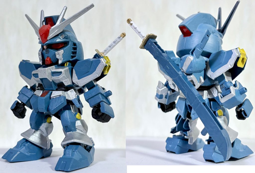 フロントビューとリアビュー。ミディアムブルーで全身を塗りつつ、シルバーとイエローでアクセントを付けた。色合いは若干量産型νガンダムを意識しつつ、仮面ライダーG7風にした。目は仮面ライダーらしく赤く。刀はアストレイから流用した。