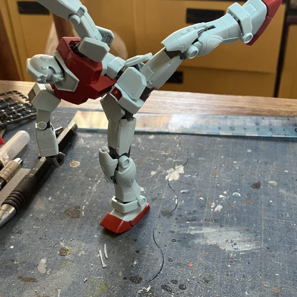 MSDジム進捗٩( ᐛ )و&nbsp;腕のマシンガンをオミットして両腕にミサイルに頭部の合わせ目は、コレはモールドなのか？と言うくらいに段差があって(￣▽￣;)説明書の完成品見てもモールドではないみたいなので消すと_φ(･_･けしけし最近のキットだけあってRGの技術反映があるのか膝関節の連動して内部見える様にして、更に膝立ちが出来るくらいに可動域も確保されているのには感嘆(zaku-kao2)考えてみたら、仮組の時が1番ブンドド的に色々と動かして遊んでいるかも　笑&nbsp;新旧並ぶとよりスタイルの良さが出ますねファーストの素朴なジム好きだけど😊（5枚目）