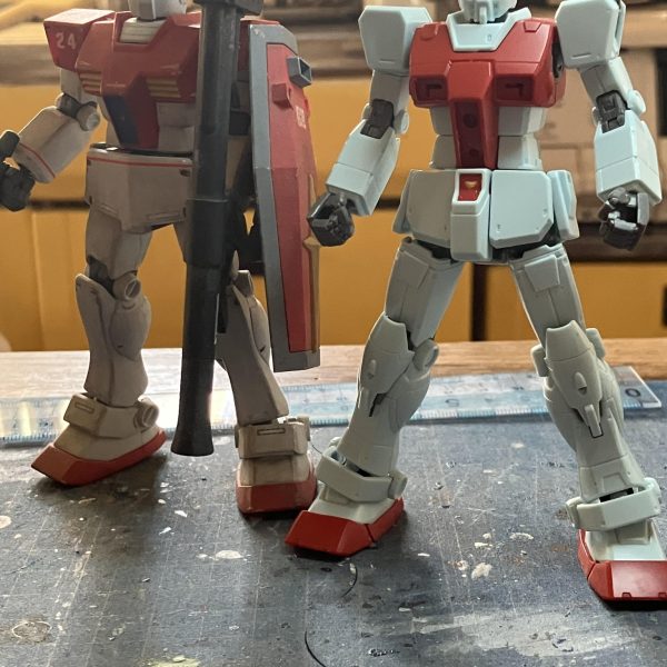 MSDジム進捗٩( ᐛ )و&nbsp;腕のマシンガンをオミットして両腕にミサイルに頭部の合わせ目は、コレはモールドなのか？と言うくらいに段差があって(￣▽￣;)説明書の完成品見てもモールドではないみたいなので消すと_φ(･_･けしけし最近のキットだけあってRGの技術反映があるのか膝関節の連動して内部見える様にして、更に膝立ちが出来るくらいに可動域も確保されているのには感嘆(zaku-kao2)考えてみたら、仮組の時が1番ブンドド的に色々と動かして遊んでいるかも　笑&nbsp;新旧並ぶとよりスタイルの良さが出ますねファーストの素朴なジム好きだけど😊（6枚目）