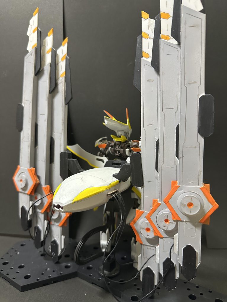 何気お気に入りの後ろ姿。ムルムルの特徴的な武器の１つ、サージカルナイフはお尻の甲羅とリアスカートに挟み込むことで固定。このナイフ、二刀流に分離できる設定らしいですが、どう分かれるのかわからなかったので、うちのは分離しません。お尻の甲羅の中は空洞にしたので、それぞれのサージカルフェザーからのびるコードを大量につっこむことで差し替えなしで伸ばしたりできます。1本30cmくらいあります。