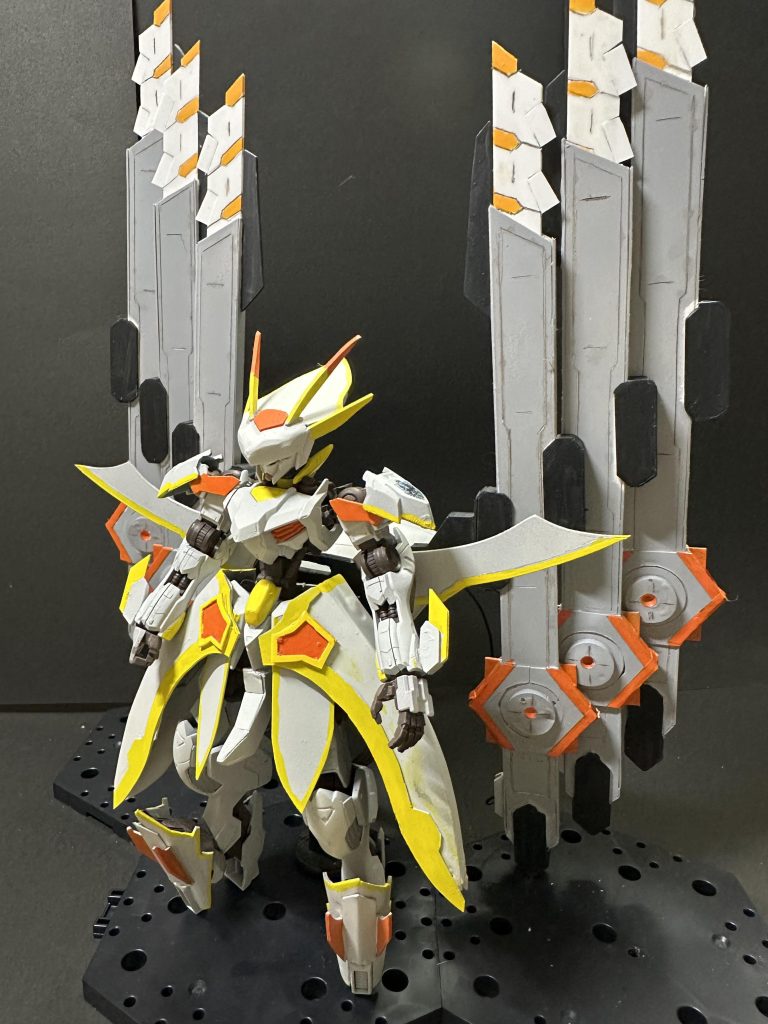 初登場はスマホアプリだそうですが、わたくし未プレイでして、ムルムルの存在を知ったのは映画の「ウルズハント」が公開してからでした。何気なくウルズハント調べてたら「ガンダムムルムル」って衝撃的な名前を発見、名前だけで作成を決意。キット化はされておらず、動画も少ないなか調べてみると、機体の全長を超える背部の超大型攻撃兵器サージカルフェザーとやら、飛ばして戦うらしいじゃないですか、はい、大好物です。