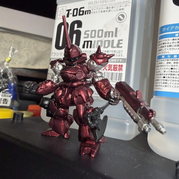 最初は青だけのつもりだったんですが、気づいたら赤のケンプファーも触り始めてました😊&nbsp;レッドマイカが思っていたより明るくて、クリアブラックを少し混ぜてみたんですが、もう少し落ち着いた色でもよかったかもしれません💦&nbsp;でもこれはこれで、今の自分なりには気に入っています✨&nbsp;&nbsp;&nbsp;あと今回やってみて良かったのが、チェーンマインにハトメを入れたところで、&nbsp;ただ穴を開けただけの時よりも、少しだけ精密感が出た気がしています🔧&nbsp;こういう小さい部分で雰囲気が変わるのは、やっぱり面白いですね😊&nbsp;&nbsp;&nbsp;本当はここにもLEDを仕込みたいんですが、今回はひとまずここまでにして、&nbsp;青と赤を並べてどう見えるかを確認してみました👀✨&nbsp;&nbsp;&nbsp;まだどちらも完成ではないですが、作業を進めていく中で&nbsp;「ここはこうした方がいいかも」とか、少しずつ気づけるのが楽しいです😊&nbsp;&nbsp;&nbsp;もう少し触りながら、どこまでやるか考えていこうと思います💡&nbsp;（2枚目）