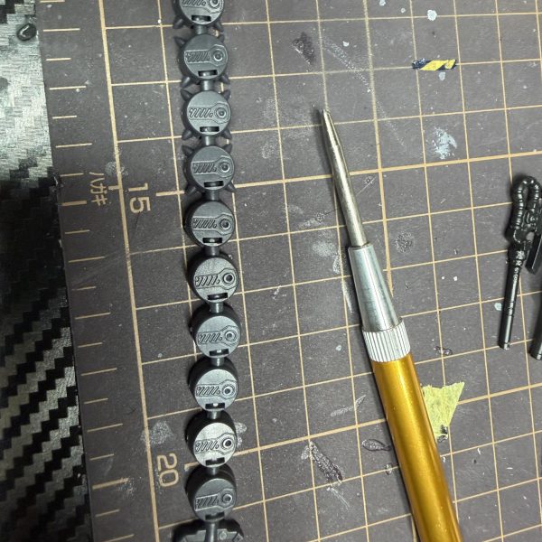 最初は青だけのつもりだったんですが、気づいたら赤のケンプファーも触り始めてました😊&nbsp;レッドマイカが思っていたより明るくて、クリアブラックを少し混ぜてみたんですが、もう少し落ち着いた色でもよかったかもしれません💦&nbsp;でもこれはこれで、今の自分なりには気に入っています✨&nbsp;&nbsp;&nbsp;あと今回やってみて良かったのが、チェーンマインにハトメを入れたところで、&nbsp;ただ穴を開けただけの時よりも、少しだけ精密感が出た気がしています🔧&nbsp;こういう小さい部分で雰囲気が変わるのは、やっぱり面白いですね😊&nbsp;&nbsp;&nbsp;本当はここにもLEDを仕込みたいんですが、今回はひとまずここまでにして、&nbsp;青と赤を並べてどう見えるかを確認してみました👀✨&nbsp;&nbsp;&nbsp;まだどちらも完成ではないですが、作業を進めていく中で&nbsp;「ここはこうした方がいいかも」とか、少しずつ気づけるのが楽しいです😊&nbsp;&nbsp;&nbsp;もう少し触りながら、どこまでやるか考えていこうと思います💡&nbsp;（3枚目）