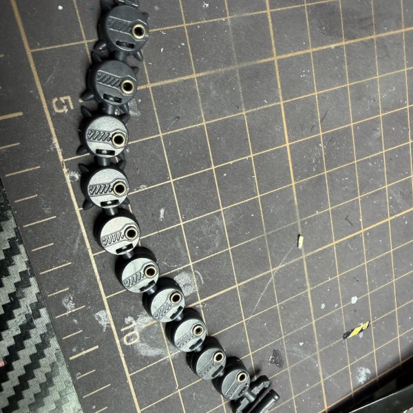 最初は青だけのつもりだったんですが、気づいたら赤のケンプファーも触り始めてました😊&nbsp;レッドマイカが思っていたより明るくて、クリアブラックを少し混ぜてみたんですが、もう少し落ち着いた色でもよかったかもしれません💦&nbsp;でもこれはこれで、今の自分なりには気に入っています✨&nbsp;&nbsp;&nbsp;あと今回やってみて良かったのが、チェーンマインにハトメを入れたところで、&nbsp;ただ穴を開けただけの時よりも、少しだけ精密感が出た気がしています🔧&nbsp;こういう小さい部分で雰囲気が変わるのは、やっぱり面白いですね😊&nbsp;&nbsp;&nbsp;本当はここにもLEDを仕込みたいんですが、今回はひとまずここまでにして、&nbsp;青と赤を並べてどう見えるかを確認してみました👀✨&nbsp;&nbsp;&nbsp;まだどちらも完成ではないですが、作業を進めていく中で&nbsp;「ここはこうした方がいいかも」とか、少しずつ気づけるのが楽しいです😊&nbsp;&nbsp;&nbsp;もう少し触りながら、どこまでやるか考えていこうと思います💡&nbsp;（4枚目）