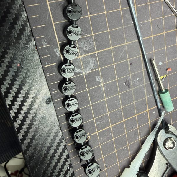 最初は青だけのつもりだったんですが、気づいたら赤のケンプファーも触り始めてました😊&nbsp;レッドマイカが思っていたより明るくて、クリアブラックを少し混ぜてみたんですが、もう少し落ち着いた色でもよかったかもしれません💦&nbsp;でもこれはこれで、今の自分なりには気に入っています✨&nbsp;&nbsp;&nbsp;あと今回やってみて良かったのが、チェーンマインにハトメを入れたところで、&nbsp;ただ穴を開けただけの時よりも、少しだけ精密感が出た気がしています🔧&nbsp;こういう小さい部分で雰囲気が変わるのは、やっぱり面白いですね😊&nbsp;&nbsp;&nbsp;本当はここにもLEDを仕込みたいんですが、今回はひとまずここまでにして、&nbsp;青と赤を並べてどう見えるかを確認してみました👀✨&nbsp;&nbsp;&nbsp;まだどちらも完成ではないですが、作業を進めていく中で&nbsp;「ここはこうした方がいいかも」とか、少しずつ気づけるのが楽しいです😊&nbsp;&nbsp;&nbsp;もう少し触りながら、どこまでやるか考えていこうと思います💡&nbsp;（5枚目）