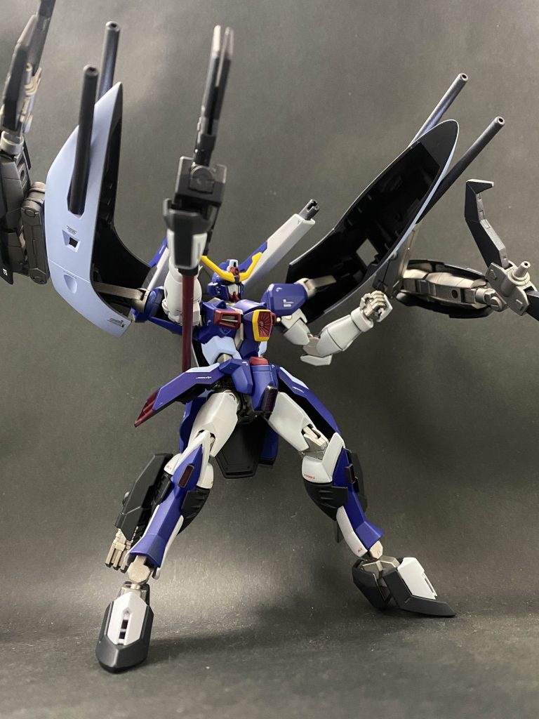 アビスガンダムと言えば一斉射撃!!が!両肩部シールド内の3連装ビーム砲がオミットされてしまったため、代わりに2連装砲+ビームライフル+クロービームガンを加えての一斉射撃。