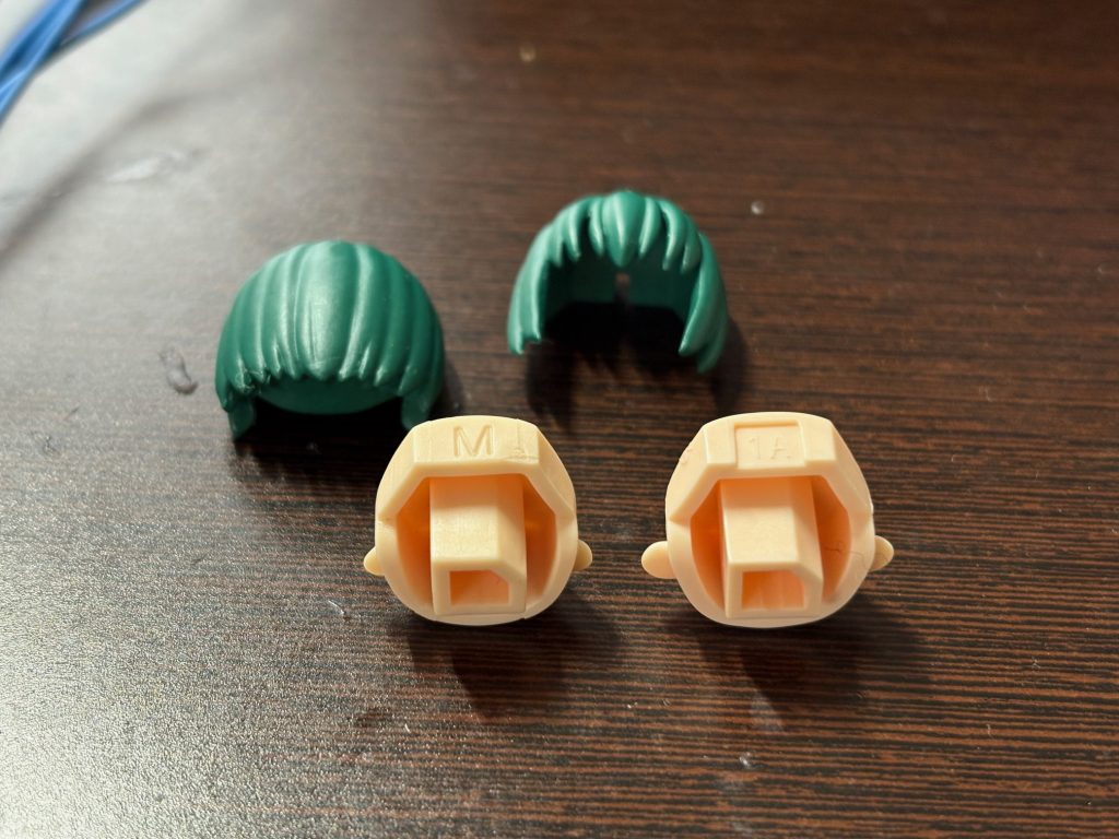 前述した通り、アクアシューターズと規格が同じなので表情パーツを改造して「二ヤリ顔」を作った。