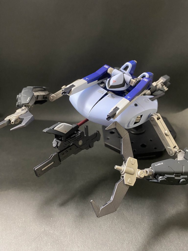 MA形態水中は勿論宇宙空間でも使用可能。アビスのコンセプトを引き継いではいるが、追加されたクローアームとスラスターにより格闘戦能力が強化されているのでMA形態での直接戦闘も十分可能になっている。