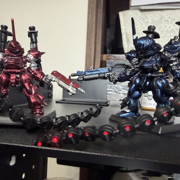 最初は青だけのつもりだったんですが、気づいたら赤のケンプファーも触り始めてました😊&nbsp;レッドマイカが思っていたより明るくて、クリアブラックを少し混ぜてみたんですが、もう少し落ち着いた色でもよかったかもしれません💦&nbsp;でもこれはこれで、今の自分なりには気に入っています✨&nbsp;&nbsp;&nbsp;あと今回やってみて良かったのが、チェーンマインにハトメを入れたところで、&nbsp;ただ穴を開けただけの時よりも、少しだけ精密感が出た気がしています🔧&nbsp;こういう小さい部分で雰囲気が変わるのは、やっぱり面白いですね😊&nbsp;&nbsp;&nbsp;本当はここにもLEDを仕込みたいんですが、今回はひとまずここまでにして、&nbsp;青と赤を並べてどう見えるかを確認してみました👀✨&nbsp;&nbsp;&nbsp;まだどちらも完成ではないですが、作業を進めていく中で&nbsp;「ここはこうした方がいいかも」とか、少しずつ気づけるのが楽しいです😊&nbsp;&nbsp;&nbsp;もう少し触りながら、どこまでやるか考えていこうと思います💡&nbsp;（6枚目）