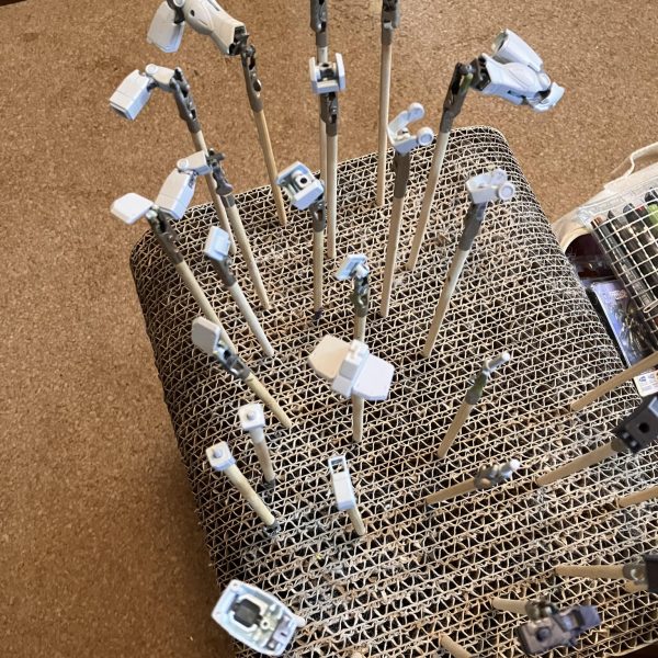 MSDジム進捗٩( ᐛ )و 塗装に入りましたと言ってもベースを塗っただけですが( ̄▽ ̄;)最近は下地塗りをしないで直塗りだったので写真で写すと胴体の赤が薄っすらと透けて見えますね肉眼ではあまり分からないのですがスマホは透過した色を拾いやすいような ガンプラとは関係ありませんが東京、新潟圏内JRでガンダムスタンプラリーが開催されてます貰えるのがデジタルスタンプって何か味気ないなぁ〜と思うのはオッさん的感性なんですかねσ(^_^;)しかも描き下ろしとか言って、JRの制服着たキャラが並んだだけって‥行く距離を考えたらガッカリ感ないのかな?ちなみに昔、ガンダムスタンプラリーがあった時、最寄り駅はワッケインでした渋いチョイスだったな☺️ (3枚目)