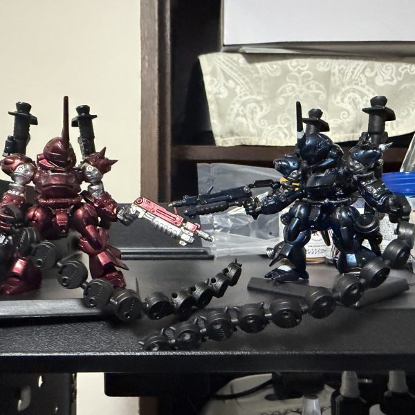 最初は青だけのつもりだったんですが、気づいたら赤のケンプファーも触り始めてました😊&nbsp;レッドマイカが思っていたより明るくて、クリアブラックを少し混ぜてみたんですが、もう少し落ち着いた色でもよかったかもしれません💦&nbsp;でもこれはこれで、今の自分なりには気に入っています✨&nbsp;&nbsp;&nbsp;あと今回やってみて良かったのが、チェーンマインにハトメを入れたところで、&nbsp;ただ穴を開けただけの時よりも、少しだけ精密感が出た気がしています🔧&nbsp;こういう小さい部分で雰囲気が変わるのは、やっぱり面白いですね😊&nbsp;&nbsp;&nbsp;本当はここにもLEDを仕込みたいんですが、今回はひとまずここまでにして、&nbsp;青と赤を並べてどう見えるかを確認してみました👀✨&nbsp;&nbsp;&nbsp;まだどちらも完成ではないですが、作業を進めていく中で&nbsp;「ここはこうした方がいいかも」とか、少しずつ気づけるのが楽しいです😊&nbsp;&nbsp;&nbsp;もう少し触りながら、どこまでやるか考えていこうと思います💡&nbsp;（7枚目）