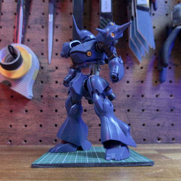 工作内容①：脚部のギミック「まずは、脚部の干渉を解決しました。太もものバーニアをエッチングソーで丁寧に切り離し、内部に球体ジョイントを仕込んで独立可動化。」3. 工作内容②：腹部の移植「さらなる前屈を目指し、お腹のパーツをまるごとHGCE インフィニットジャスティスガンダム弐式のものに置換。最新キットの多重関節構造を移植することで、ケンプファー本来のフォルムを崩さず、驚異的な前傾姿勢をとれるように改造しています。」現在は下半身と腹部のフィッティングが終わった段階です。次はこれに合わせて、さらにシルエットを整えていく予定です。アドバイスや感想をいただけると嬉しいです！（3枚目）