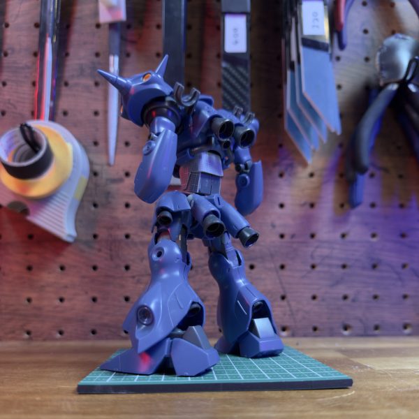 工作内容①：脚部のギミック「まずは、脚部の干渉を解決しました。太もものバーニアをエッチングソーで丁寧に切り離し、内部に球体ジョイントを仕込んで独立可動化。」3. 工作内容②：腹部の移植「さらなる前屈を目指し、お腹のパーツをまるごとHGCE インフィニットジャスティスガンダム弐式のものに置換。最新キットの多重関節構造を移植することで、ケンプファー本来のフォルムを崩さず、驚異的な前傾姿勢をとれるように改造しています。」現在は下半身と腹部のフィッティングが終わった段階です。次はこれに合わせて、さらにシルエットを整えていく予定です。アドバイスや感想をいただけると嬉しいです！（4枚目）