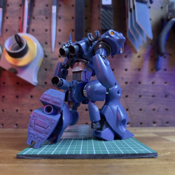 工作内容①：脚部のギミック「まずは、脚部の干渉を解決しました。太もものバーニアをエッチングソーで丁寧に切り離し、内部に球体ジョイントを仕込んで独立可動化。」3. 工作内容②：腹部の移植「さらなる前屈を目指し、お腹のパーツをまるごとHGCE インフィニットジャスティスガンダム弐式のものに置換。最新キットの多重関節構造を移植することで、ケンプファー本来のフォルムを崩さず、驚異的な前傾姿勢をとれるように改造しています。」現在は下半身と腹部のフィッティングが終わった段階です。次はこれに合わせて、さらにシルエットを整えていく予定です。アドバイスや感想をいただけると嬉しいです！（2枚目）