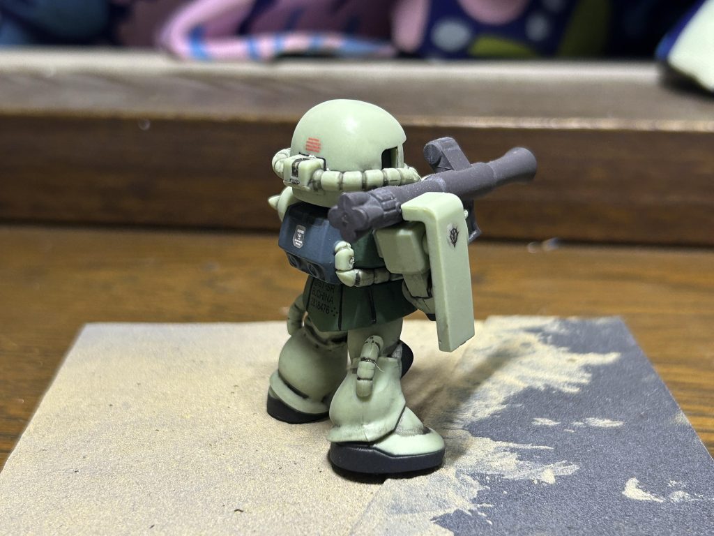 デカールは水転写デカールを何点か貼り付け。