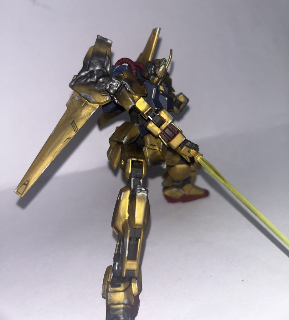 肩に掠ったならすぐ後ろのバインダーにも当たるのでは…?という考えでそこら辺には大きめの痕を付けた。