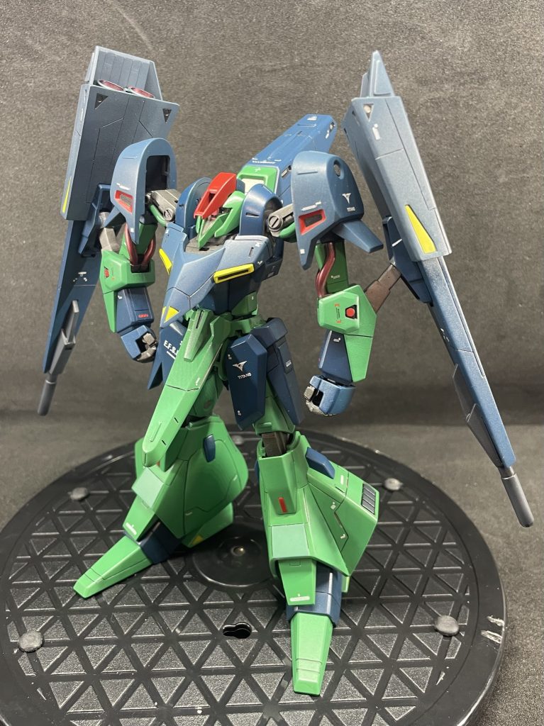 プロポーションは全くいじらずにスジボリとデカールで密度を高めてます。正直、塗装だけでも十分カッコいいキットです。