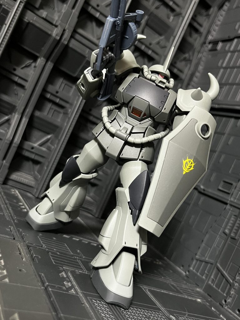 武装は120mmアサルトライフル、ヒートサーベル、シールドと通常グフの装備以外に120mmザクマシンガン、ヒートホークなど通常ザクの装備も運用が可能資料にはないが、おそらくザクバズーカなんかも使えるはず