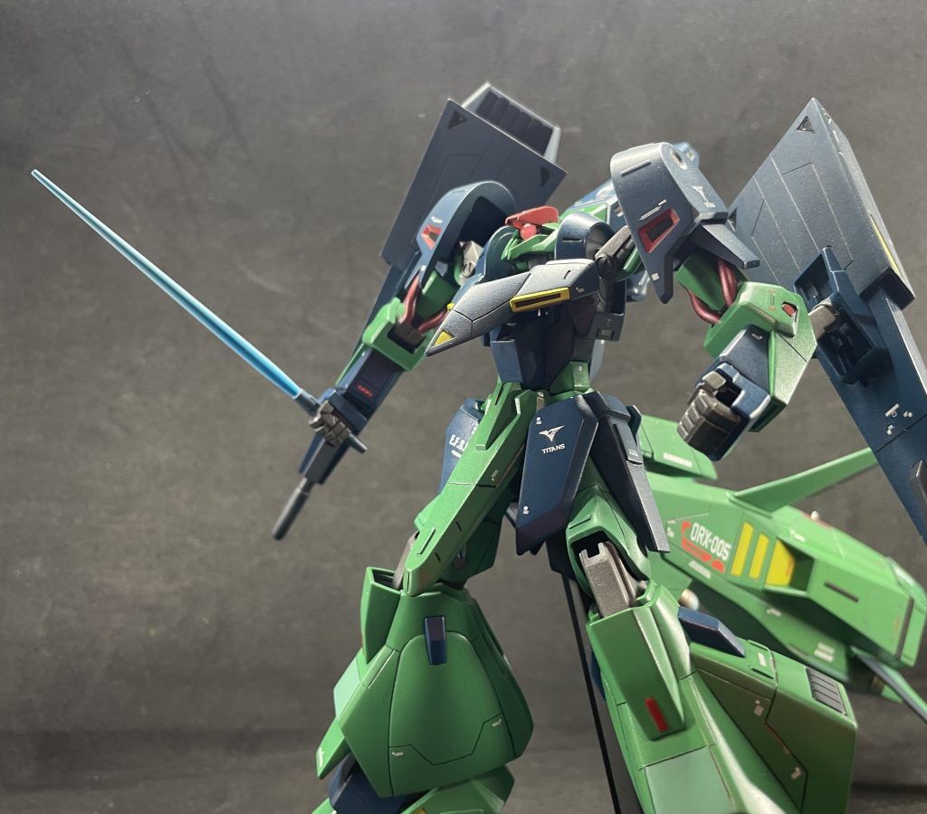 モノアイを強調するためにレジンで一回り大きくしました。