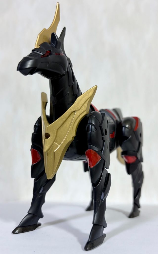 フロントビュー。カラーリングは赤のクリアパーツを金色にし、ボディに赤いラインを塗った。