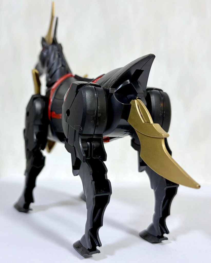 尻尾も金色で塗装。