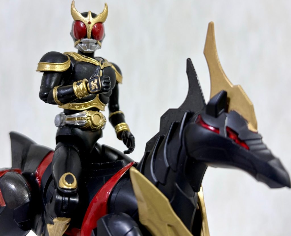 この軍馬、元々SDガンダム用なのだが、なんとSHODO-XXの仮面ライダーのフィギュアを無改造で乗せられるのだ(zaku-kao2)これも遊んでいて気付いた事だが、実際やってみると気持ちいいくらいうまく跨ってくれる(gundam-kao2)色々試した結果、仮面ライダークウガがベストマッチだったのでクウガ用の馬にした。（なぜかマイティフォームがどっかいったので、アメイジングマイティで代用💦）