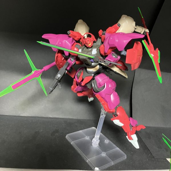 主にダリルバルデ×ディランザ×グシオンリベイクでミキシング中です。肩、背部腕×6が展開して多腕のMSになります（4枚目）