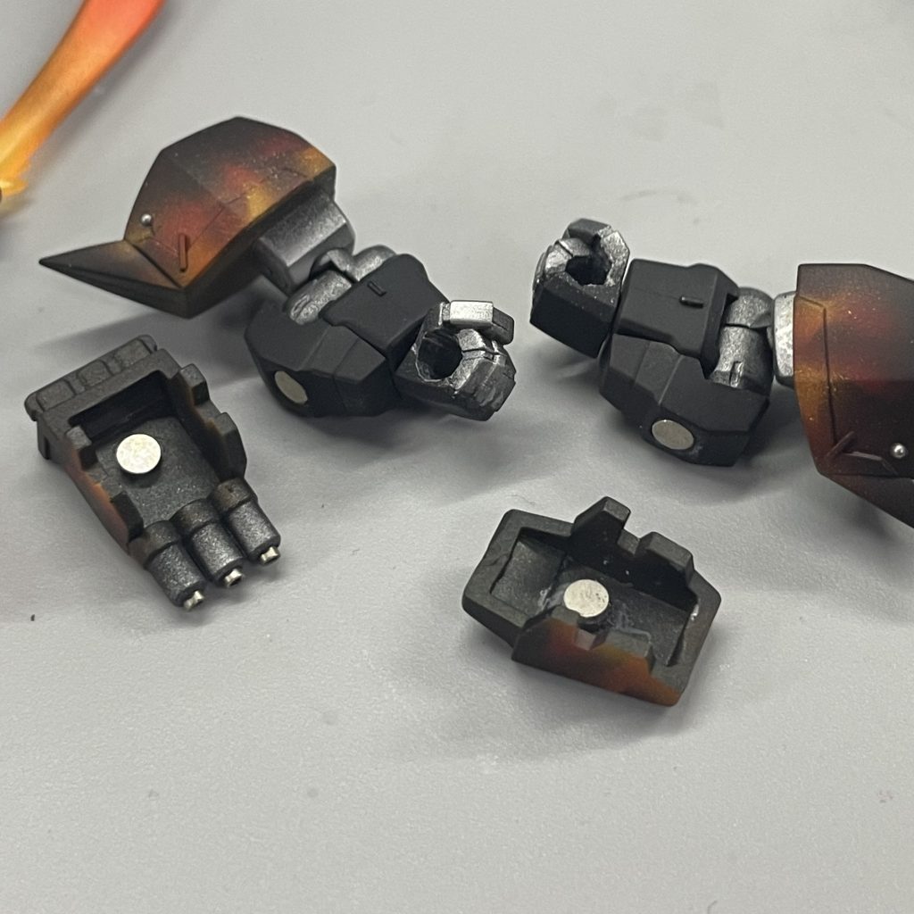 両腕に「３連ミサイルランチャー」と「バックラーシールド」を磁石で装備できるようにしております。