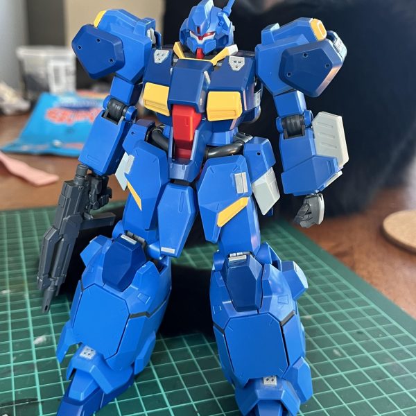 グスタフカールくんなんですが、噂に聞いていた通りデカくて、特に胸板周りがのっぺりしていて寂しいなぁと。そこでプラ板切り貼りしたり穴を開けたりしてました。&nbsp;いやー、やってみると切り出しても形は歪むわ、ピンバイスで穴開けてみれば穴の位置ズレるわで自分の不器用加減に泣きました。HGUCなのでミリ以下のズレでも目立っちゃうんですかね。つらい！&nbsp;（4枚目）