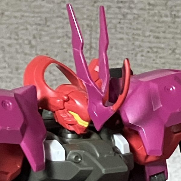 主にダリルバルデ×ディランザ×グシオンリベイクでミキシング中です。肩、背部腕×6が展開して多腕のMSになります（2枚目）