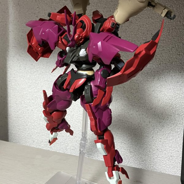 主にダリルバルデ×ディランザ×グシオンリベイクでミキシング中です。肩、背部腕×6が展開して多腕のMSになります（3枚目）