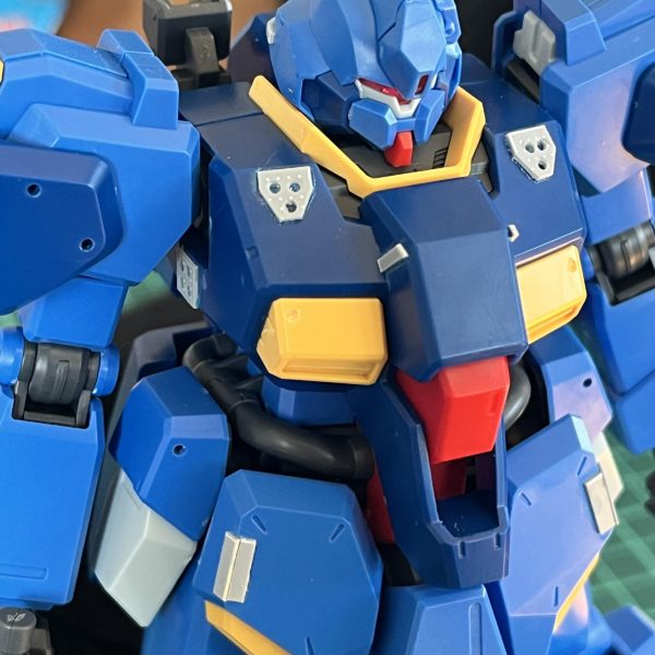 グスタフカールくんなんですが、噂に聞いていた通りデカくて、特に胸板周りがのっぺりしていて寂しいなぁと。そこでプラ板切り貼りしたり穴を開けたりしてました。&nbsp;いやー、やってみると切り出しても形は歪むわ、ピンバイスで穴開けてみれば穴の位置ズレるわで自分の不器用加減に泣きました。HGUCなのでミリ以下のズレでも目立っちゃうんですかね。つらい！&nbsp;（2枚目）